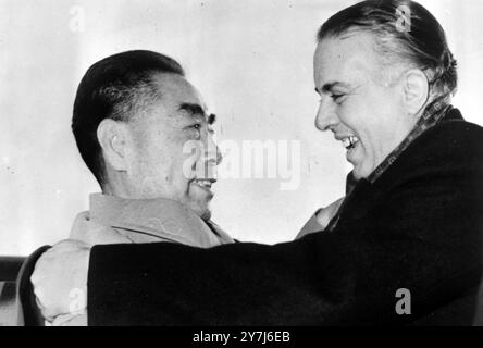 29 FEBBRAIO 1964 IL DITTATORE ALBANESE, ENVER HOXHA, SALUTA CHINESE PREMIER, CHOU EN-LAI, A TIRANA, ALBANIA. Foto Stock