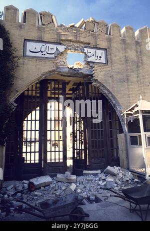 Prima guerra del Golfo: 8 marzo 1991 l'ingresso principale danneggiato dalla conchiglia del Palazzo Seif, casa dell'Emiro nella città del Kuwait. Foto Stock