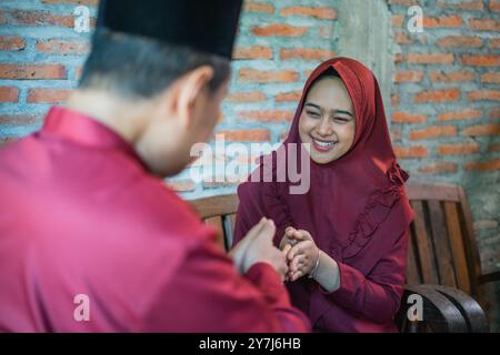 La giovane coppia musulmana si perdona a vicenda su Eid a casa Foto Stock