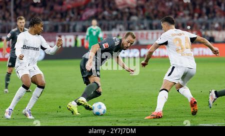 Monaco di Baviera, Germania. 28 settembre 2024. GER, Monaco, 1. Bundesliga, football, FC Bayern Monaco - Bayer 04 Leverkusen, Allianz Arena, 28 settembre 2024, partita di campionato, 5° giorno di partita, uomini, stagione 2024/25 f.le. Amina Adli (Bayer 04 Leverkusen, 21), Harry Kane (FC Bayern Muenchen, 9) e Granit Xhaka (Bayer 04 Leverkusen, 34) crediti: HMB Media/Alamy Live News Foto Stock