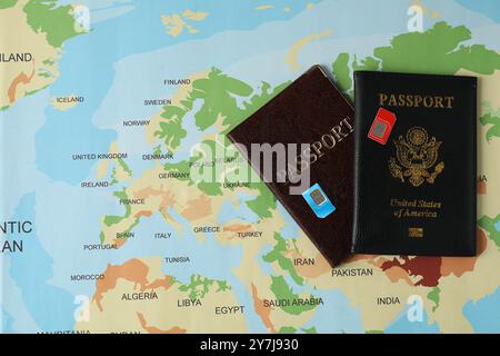 Schede SIM e passaporti sulla mappa del mondo, con posizionamento piatto Foto Stock