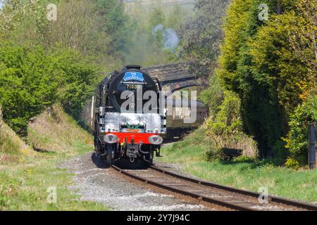 Duca di Gloucester, 71000 anni, con un treno passeggeri della East Lancs Railway Foto Stock