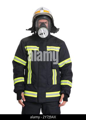 Ritratto di pompiere in uniforme, casco e maschera a gas su sfondo bianco Foto Stock