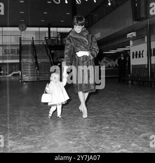 ATTRICE JULIE ANDREWS CON LA FIGLIA EMMA KATE ALL'AEROPORTO DI LONDRA / ; 18 FEBBRAIO 1964 Foto Stock