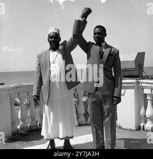 PRESIDENTE ABEID AMANI KARUME CON JOHN OKELLO A ZANZIBAR / ; 18 FEBBRAIO 1964 Foto Stock