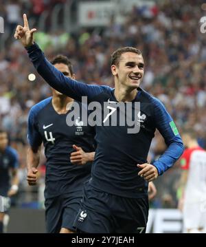 Pechino, Cina. 15 luglio 2018. Questa foto scattata il 15 luglio 2018 mostra Antoine Griezmann, francese, che celebra il punteggio ottenuto durante la finale della Coppa del mondo FIFA 2018 tra Francia e Croazia a Mosca, Russia. L'attaccante dell'Atletico Madrid Antoine Griezmann ha annunciato lunedì che si sarebbe ritirato dal calcio internazionale con la Francia. Credito: Cao CAN/Xinhua/Alamy Live News Foto Stock