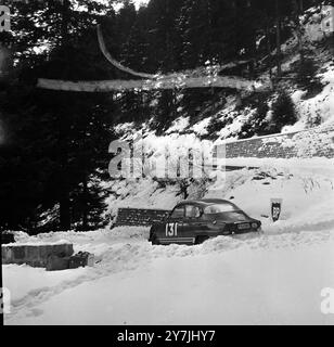 MOTOR RALLY MONTE CARLO - ERIK CARLSSON CURVA COPERTA DA NEVE A SOSPEL; 23 GENNAIO 1964 Foto Stock