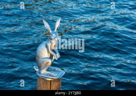 San Pietroburgo, Russia - 16 giugno 2024: monumento a una lepre salvata da un'inondazione nel mezzo dello stretto di Kronverksky Foto Stock