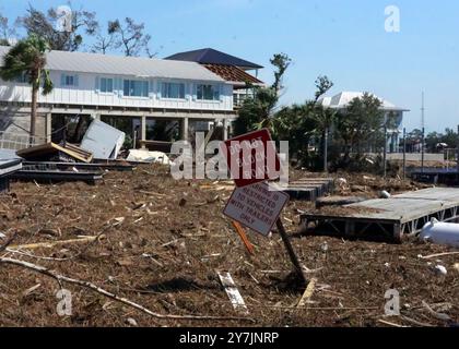 Keaton Beach, Stati Uniti. 27 settembre 2024. Detriti sparsi in seguito all'uragano Helene, il 27 settembre 2024 a Keaton Beach, Florida. Keaton Beach ha ricevuto il peso della massiccia tempesta di categoria 4 distruggendo circa il 90% delle case e delle proprietà. Crediti: Mark Rankin/US Army Corps of Engineers/Alamy Live News Foto Stock
