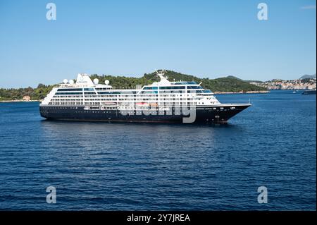 Dubrovnik, Croazia - 25 luglio 2024: Viaggio sulla nave da crociera Azamara nel porto di Dubrovnik. Vista laterale. Foto Stock