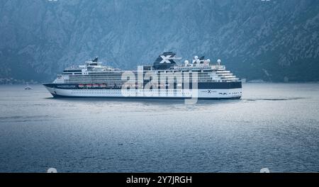 Kotor, Montenegro - 23 luglio 2024: Celebrity Cruises Ship Constellation che naviga nella baia di Kotor. Foto Stock