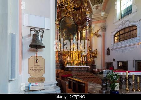 Campana della nave da battaglia Tegetthoff della ex Marina austriaca in chiesa Barmherzigenkirche Mariä Verkündigung Chiesa dell'Annunciazione della Foto Stock