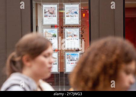 Londra, Inghilterra, Regno Unito. 30 settembre 2024. Si vedono persone che passano davanti a un'agenzia immobiliare nel centro di Londra. I prezzi delle case nel Regno Unito stanno crescendo al tasso annuo più rapido per quasi due anni, poiché i costi di prestito continuano a scendere secondo le aspettative che la Banca d'Inghilterra continuerà a tagliare i tassi di interesse,ha annunciato Â edificio nazionale societyÂ. I prezzi sono cresciuti del 3,2% a settembre rispetto allo stesso mese dello scorso anno, ben al di sopra del 2,4% di crescita annuale registrato ad agosto, e il ritmo più veloce dal 4,4% registrato a novembre 2022. (Credit Image: © Tayfun Salci/ZUMA Press Wire) USO EDITORIALE Foto Stock