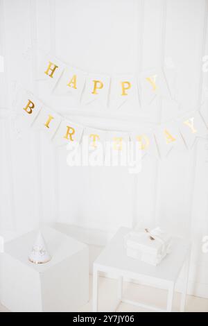 Elegante allestimento per feste di compleanno con regali e decorazioni Foto Stock