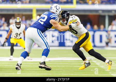 29 settembre 2024: L'offensive lineman degli Indianapolis Colts Braden Smith (72) e il linebacker dei Pittsburgh Steelers T.J. Watt (90) combattono sulla linea di scrimmage durante la partita NFL al Lucas Oil Stadium di Indianapolis, Indiana. John Mersits/CSM. Foto Stock