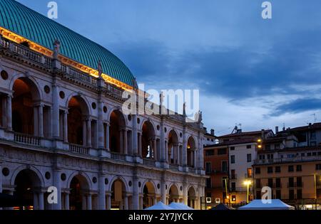 Vista al tramonto della Basilica Palladiana in Piazza dei signori a Vicenza. L'edificio fu costruito nel XV secolo Foto Stock