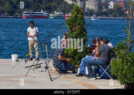 Rilassatevi nelle acque urbane una giornata di pesca nella città di ıstanbul, turchia Foto Stock