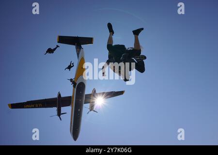 Londra, Ontario, Canada. 14 settembre 2024. Il Sgt. 1st Class Daniel Osorio della U.S. Army Parachute Team porta Josh Morgan in paracadute tandem all'Airshow di Londra il 14 settembre 2024. Morgan, il sindaco della città di London, Ontario, ha fatto il salto come parte di diversi salti paracadutisti eseguiti a Londra, Ontario, per celebrare i 100 anni della Royal Canadian Air Force. (Immagine di credito: © Jason Bauder/U.S. Army/ZUMA Press Wire) SOLO PER USO EDITORIALE! Non per USO commerciale! Foto Stock