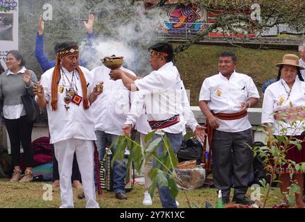 CUENCA ORACION POR EL AGUA Cuenca, Ecuador 30 settembre 2024 questa mattina sulle rive del fiume Tomebamba nella città di Cuenca, si è tenuta una cerimonia ecumenica in difesa dell'acqua, senza acqua non c'è vita preghiera per l'acqua, dai collaboratori in difesa dell'acqua ad Azuay Foto Stock