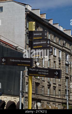 Cartello con le frecce che indicano i siti importanti nel centro di Sofia, Bulgaria Foto Stock