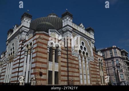 Frammento della splendida facciata della casa di preghiera ebraica, la Sinagoga centrale ha aperto il 1909 nella città di Sofia, Bulgaria Foto Stock