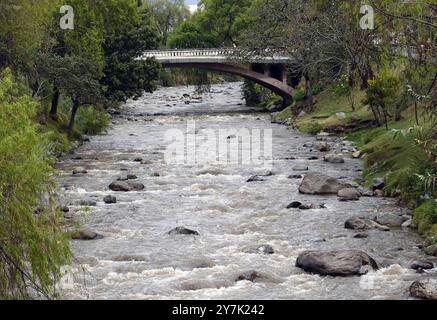 TOMEBAMBA BACINO FLUVIALE Cuenca, Ecuador 30 settembre 2024 si può notare che il fiume Tomebamba è in condizioni normali mentre i fiumi Tarqui, Yanuncay e Machangara sono in condizioni basse la probabilità di pioggia per oggi è 67, quindi ci aspettiamo un altro possibile evento il 80° giorno di siccità idrologica, anche se ha piovuto nei giorni precedenti abbiamo bisogno di 10-15 giorni di pioggia nel cantone, per porre fine alla siccità idrologica foto Boris Romoleroux API SOI CUENCA RIOTOMEBAMBA a4ad655ad6c0bb8ad23ffb6b83635920 Copyright: xBORISxROMOLEROUXx Foto Stock