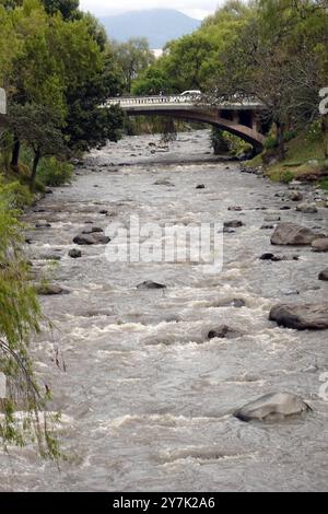 TOMEBAMBA BACINO FLUVIALE Cuenca, Ecuador 30 settembre 2024 si può notare che il fiume Tomebamba è in condizioni normali mentre i fiumi Tarqui, Yanuncay e Machangara sono in condizioni basse la probabilità di pioggia per oggi è 67, quindi ci aspettiamo un altro possibile evento il 80° giorno di siccità idrologica, anche se ha piovuto nei giorni precedenti abbiamo bisogno di 10-15 giorni di pioggia nel cantone, per porre fine alla siccità idrologica foto Boris Romoleroux API SOI CUENCA RIOTOMEBAMBA 259a0bca990142c1fd731d9174b9c428 Copyright: xBORISxROMOLEROUXx Foto Stock