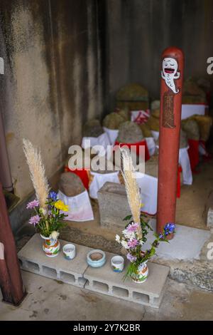 Piccolo santuario tra case a Kyoto, Giappone Foto Stock