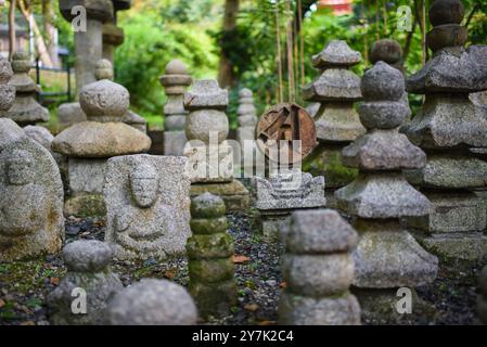 Antiche lapidi al tempio Kiyomizu-dera a Kyoto, Giappone Foto Stock