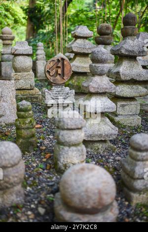 Antiche lapidi al tempio Kiyomizu-dera a Kyoto, Giappone Foto Stock