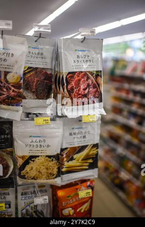 Cibo secco al Family Mart, Kyoto, Giappone Foto Stock
