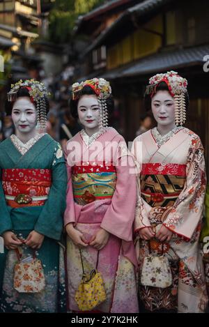 Gruppo di donne vestite da Maikos per le strade di Kyoto, in Giappone Foto Stock