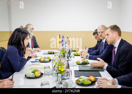 Annalena Baerbock Buendnis 90/Die Gruenen, Bundesaussenministerin, trifft Gabrielius Landsbergis, Aussenminister von Litauen, a Berlino, 30.09.2024. Fotografiert im Auftrag des Auswaertigen Amtes. Berlin Deutschland *** Annalena Baerbock Buendnis 90 Die Gruenen , Ministro federale degli esteri, incontra Gabrielius Landsbergis, Ministro degli esteri della Lituania, a Berlino, 30 09 2024 fotografato per conto del Ministero federale degli affari esteri di Berlino Germania Copyright: XKiraxHofmann/AAX Foto Stock