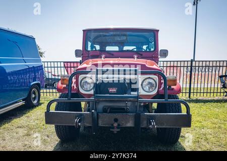 Gulfport, MS - 3 ottobre 2023: Vista frontale ad alta prospettiva di un Toyota Land Cruiser FJ40 Wagon del 1982 in una mostra automobilistica locale. Foto Stock