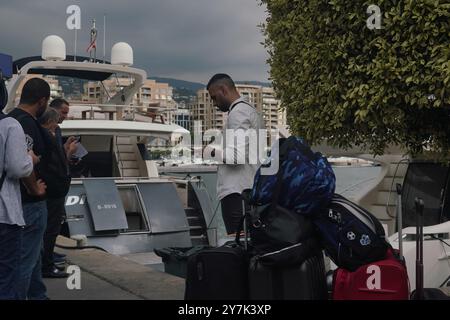 Beirut, Bierut, Libano. 30 settembre 2024. Le persone evacuano il Libano con uno yacht diretto a Cipro mentre Israele continua a lanciare bombe in tutto il paese. (Immagine di credito: © Timothy Wolfer/ZUMA Press Wire) SOLO PER USO EDITORIALE! Non per USO commerciale! Crediti: ZUMA Press, Inc./Alamy Live News Foto Stock