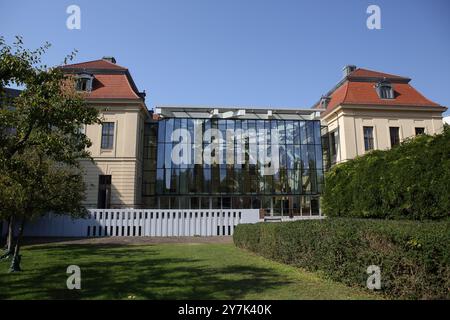 Lato posteriore dell'edificio in stile barocco del Museo Ebraico di Berlino con una moderna struttura architettonica vista nel centro Foto Stock