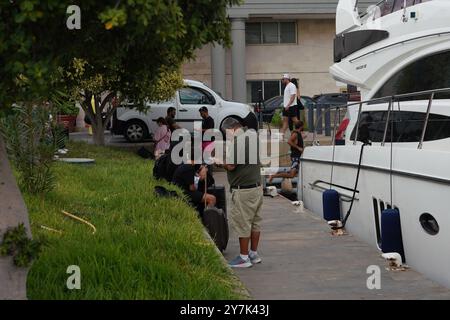 Beirut, Bierut, Libano. 30 settembre 2024. Le persone evacuano il Libano con uno yacht diretto a Cipro mentre Israele continua a lanciare bombe in tutto il paese. (Immagine di credito: © Timothy Wolfer/ZUMA Press Wire) SOLO PER USO EDITORIALE! Non per USO commerciale! Crediti: ZUMA Press, Inc./Alamy Live News Foto Stock