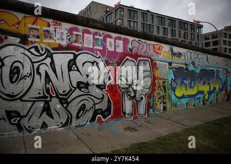 7 ottobre 2023 massacro di israeliani da parte di Hamas e foto di ostaggi israeliani a Gaza mostrate in graffiti sul muro di Berlino costruito intorno a Berlino Ovest. Foto Stock