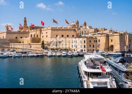 LA VALLETTA, MALTA - 4 SETTEMBRE 2024: Veduta di Senglea, una delle tre città di Malta, e yacht nel porto. Tre città conosciute come il-Cottonera Foto Stock