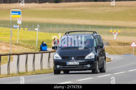 Oberglatt, Svizzera, 14 aprile 2023: Due persone guidano un Renault Espace in una strada fuori dalle pianure di Zurigo. L'auto ha una licenza Ucraina Foto Stock