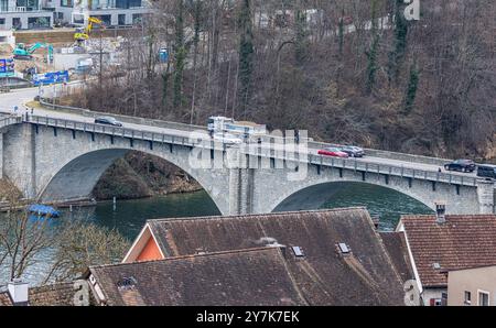 Eglisau, Svizzera, 6 marzo 2023: Il ponte sul Reno a Eglisau, che porta a Rafzerfeld e alla Germania. (Foto di Andreas Haas/dieBildmanufaktur) Foto Stock