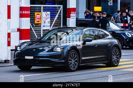 Zurigo, Svizzera, 18 marzo 2023: Una Porsche Taycan 4S Sport Turismo guida nella città di Zurigo. (Foto di Andreas Haas/dieBildmanufaktur) Foto Stock