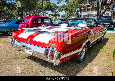 Gulfport, MS - 3 ottobre 2023: Vista dall'angolo posteriore ad alta prospettiva di una Oldsmobile 442 W-30 Convertibile del 1970 in occasione di una mostra automobilistica locale. Foto Stock