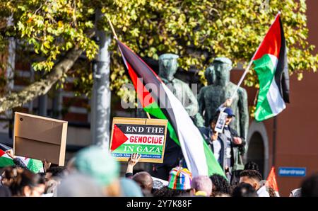 Zum Abschluss der Pro-Palästina Demonstration standen einige Demonstranten auf das Denkmal der Arbeit im Zürcher Stadtkreis 4 auf dem Helvetiaplatz. Foto Stock