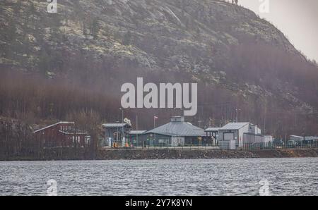 Kirkenes, Norvegia, 16 ottobre 2023: Veduta da Kirkenes della struttura di frontiera russa nell'estremo nord della Norvegia. Dall'inizio della guerra in Ucraina, tr Foto Stock