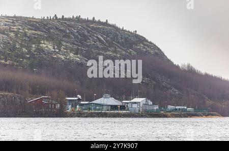 Kirkenes, Norvegia, 16 ottobre 2023: Veduta da Kirkenes della struttura di frontiera russa nell'estremo nord della Norvegia. Dall'inizio della guerra in Ucraina, tr Foto Stock