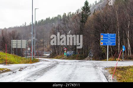 Kirkenes, Norvegia, 16 ottobre 2023: La strada per Kirkenes, a 13 chilometri di distanza, dove si trova il piccolo aeroporto più vicino. (Foto di Andreas Haas/dieBildmanufaktur Foto Stock