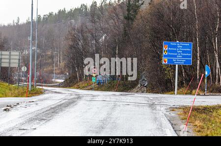 Kirkenes, Norvegia, 16 ottobre 2023: La strada per Kirkenes, a 13 chilometri di distanza, dove si trova il piccolo aeroporto più vicino. (Foto di Andreas Haas/dieBildmanufaktur Foto Stock