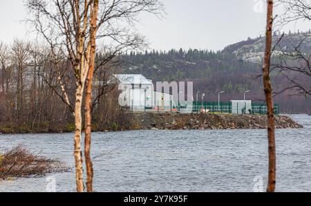 Kirkenes, Norvegia, 16 ottobre 2023: Veduta da Kirkenes della struttura di frontiera russa nell'estremo nord della Norvegia. Dall'inizio della guerra in Ucraina, tr Foto Stock