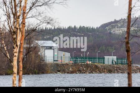 Kirkenes, Norvegia, 16 ottobre 2023: Veduta da Kirkenes della struttura di frontiera russa nell'estremo nord della Norvegia. Dall'inizio della guerra in Ucraina, tr Foto Stock